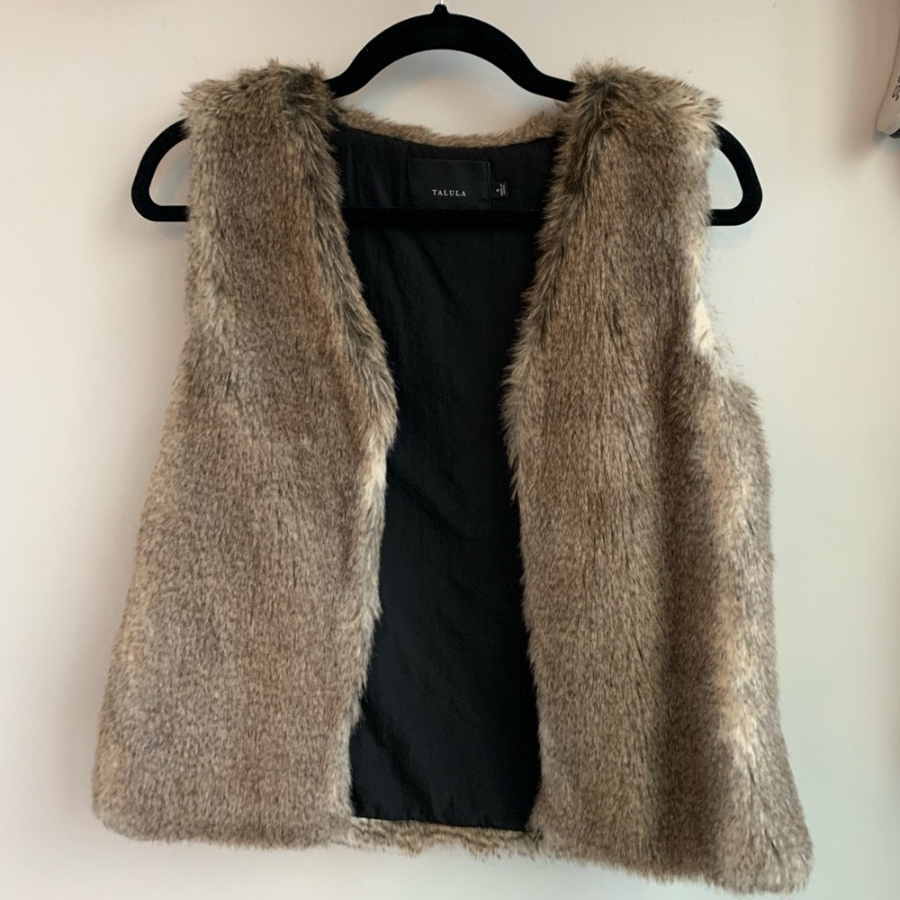 Artizia crop-ish faux fur vest!!!